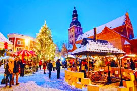 Lais Puzzle - Nächtliches Stadtbild mit Weihnachtsmarkt auf dem Domplatz im winterlichen Riga, Lettland - 2.000 Teile