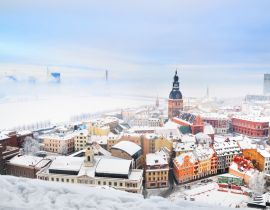 Lais Puzzle - Panoramablick auf die Altstadt von Riga und den Fluss Daugava von der St. Peterskirche aus an einem klaren Wintertag. Morgennebel und schneebedeckte Häuser. Lettland - 40, 100, 200, 500, 1.000 & 2.000 Teile