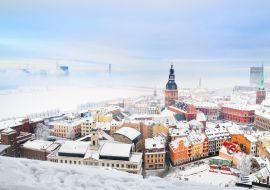 Lais Puzzle - Panoramablick auf die Altstadt von Riga und den Fluss Daugava von der St. Peterskirche aus an einem klaren Wintertag. Morgennebel und schneebedeckte Häuser. Lettland - 1.000 Teile