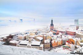 Lais Puzzle - Panoramablick auf die Altstadt von Riga und den Fluss Daugava von der St. Peterskirche aus an einem klaren Wintertag. Morgennebel und schneebedeckte Häuser. Lettland - 2.000 Teile