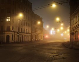Lais Puzzle - Eine leere beleuchtete Asphaltstraße durch die alten historischen Gebäude und Häuser im nächtlichen Nebel. Straßenbeleuchtung (Laternen) in Großaufnahme. Riga, Lettland - 40, 100, 200, 500, 1.000 & 2.000 Teile