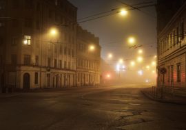 Lais Puzzle - Eine leere beleuchtete Asphaltstraße durch die alten historischen Gebäude und Häuser im nächtlichen Nebel. Straßenbeleuchtung (Laternen) in Großaufnahme. Riga, Lettland - 1.000 Teile