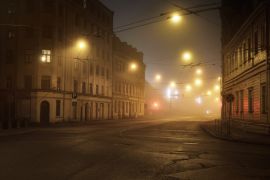 Lais Puzzle - Eine leere beleuchtete Asphaltstraße durch die alten historischen Gebäude und Häuser im nächtlichen Nebel. Straßenbeleuchtung (Laternen) in Großaufnahme. Riga, Lettland - 2.000 Teile