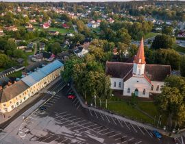 Lais Puzzle - Luftaufnahme eines leeren Parkplatzes im Stadtzentrum vor der Kirche, Smiltene, Lettland - 40, 100, 200, 500, 1.000 & 2.000 Teile