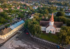 Lais Puzzle - Luftaufnahme eines leeren Parkplatzes im Stadtzentrum vor der Kirche, Smiltene, Lettland - 1.000 Teile