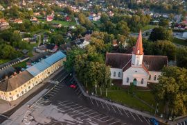 Lais Puzzle - Luftaufnahme eines leeren Parkplatzes im Stadtzentrum vor der Kirche, Smiltene, Lettland - 2.000 Teile