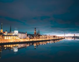 Lais Puzzle - Riga, Lettland, Europa. Stadtbild in der Morgenzeit. Nachtansicht von Schloss, Dom und St. Peterskirche. Beliebter Ort mit berühmten Wahrzeichen. UNESCO - 40, 100, 200, 500, 1.000 & 2.000 Teile