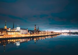 Lais Puzzle - Riga, Lettland, Europa. Stadtbild in der Morgenzeit. Nachtansicht von Schloss, Dom und St. Peterskirche. Beliebter Ort mit berühmten Wahrzeichen. UNESCO - 1.000 Teile