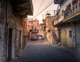Lais Puzzle - Kopfsteinpflasterstraße in einer antiken Stadt im Hochland des Libanon - 40, 100, 200, 500, 1.000 & 2.000 Teile