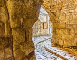 Lais Puzzle - Dies ist eine Aufnahme der alten Straßen in Der El Kamar, einem Dorf im Libanon, und Sie können auf dem Bild den alten Weg aus Steinen mit einer historischen Architektur für Wände und Häuser sehen - 40, 100, 200, 500, 1.000 & 2.000 Teile