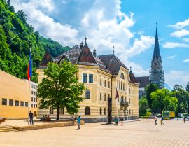 Lais Puzzle - Kathedrale St. Florin, altes und neues Parlament in Vaduz, Liechtenstein - 40, 100, 200, 500, 1.000 & 2.000 Teile