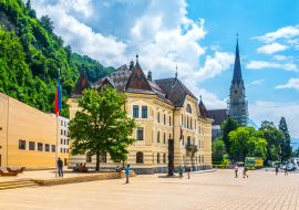 Lais Puzzle - Kathedrale St. Florin, altes und neues Parlament in Vaduz, Liechtenstein - 1.000 Teile