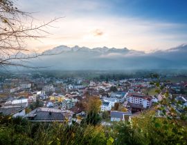 Lais Puzzle - Luftaufnahme von Vaduz bei Sonnenuntergang mit Appenzeller Alpen im Hintergrund - Vaduz, Liechtenstein - 40, 100, 200, 500, 1.000 & 2.000 Teile