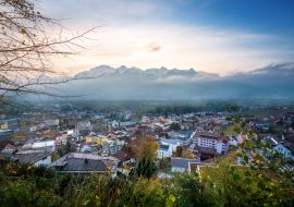 Lais Puzzle - Luftaufnahme von Vaduz bei Sonnenuntergang mit Appenzeller Alpen im Hintergrund - Vaduz, Liechtenstein - 1.000 Teile