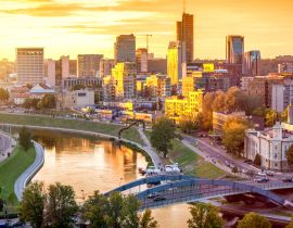 Lais Puzzle - Stadtansicht des Finanzviertels mit modernen Gebäuden, Fluss und Brücke während des Sonnenuntergangs in Vilnius, Litauen - 40, 100, 200, 500, 1.000 & 2.000 Teile