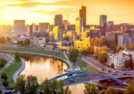 Lais Puzzle - Stadtansicht des Finanzviertels mit modernen Gebäuden, Fluss und Brücke während des Sonnenuntergangs in Vilnius, Litauen - 1.000 Teile