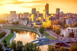Lais Puzzle - Stadtansicht des Finanzviertels mit modernen Gebäuden, Fluss und Brücke während des Sonnenuntergangs in Vilnius, Litauen - 2.000 Teile