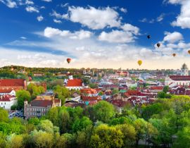 Lais Puzzle - Schönes Sommerpanorama der Altstadt von Vilnius mit bunten Heißluftballons am Himmel - 40 Teile