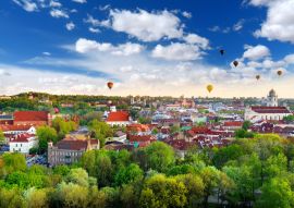 Lais Puzzle - Schönes Sommerpanorama der Altstadt von Vilnius mit bunten Heißluftballons am Himmel - 100, 200, 500, 1.000 & 2.000 Teile
