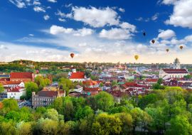 Lais Puzzle - Schönes Sommerpanorama der Altstadt von Vilnius mit bunten Heißluftballons am Himmel - 1.000 Teile