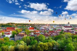 Lais Puzzle - Schönes Sommerpanorama der Altstadt von Vilnius mit bunten Heißluftballons am Himmel - 2.000 Teile