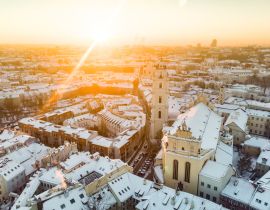 Lais Puzzle - Schönes Vilniuser Stadtpanorama im Winter mit schneebedeckten Häusern, Kirchen und Straßen. Winterliche Stadtkulisse in Vilnius, Litauen - 40, 100, 200, 500, 1.000 & 2.000 Teile