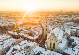 Lais Puzzle - Schönes Vilniuser Stadtpanorama im Winter mit schneebedeckten Häusern, Kirchen und Straßen. Winterliche Stadtkulisse in Vilnius, Litauen - 1.000 Teile