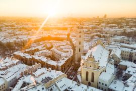 Lais Puzzle - Schönes Vilniuser Stadtpanorama im Winter mit schneebedeckten Häusern, Kirchen und Straßen. Winterliche Stadtkulisse in Vilnius, Litauen - 2.000 Teile
