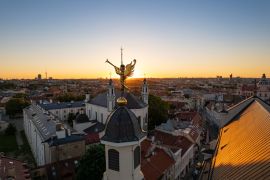 Lais Puzzle - Luftaufnahme des Sonnenuntergangs in der sonnigen Altstadt von Vilnius - 2.000 Teile