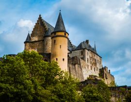 Lais Puzzle - Märchenhaftes mittelalterliches europäisches Schloss auf einem Hügel - Schloss Vianden im Norden Luxemburgs mit grünen Bäumen und bewölktem Himmel im Sommer - 40, 100, 200, 500, 1.000 & 2.000 Teile