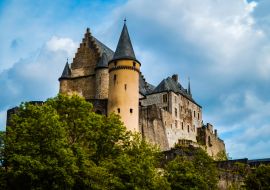 Lais Puzzle - Märchenhaftes mittelalterliches europäisches Schloss auf einem Hügel - Schloss Vianden im Norden Luxemburgs mit grünen Bäumen und bewölktem Himmel im Sommer - 1.000 Teile