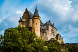 Lais Puzzle - Märchenhaftes mittelalterliches europäisches Schloss auf einem Hügel - Schloss Vianden im Norden Luxemburgs mit grünen Bäumen und bewölktem Himmel im Sommer - 2.000 Teile