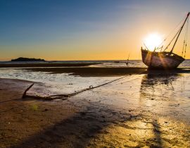 Lais Puzzle - Gestrandetes Schiff vor Anker bei Sonnenuntergang in Madagaskar - 40, 100, 200, 500, 1.000 & 2.000 Teile