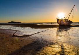 Lais Puzzle - Gestrandetes Schiff vor Anker bei Sonnenuntergang in Madagaskar - 1.000 Teile