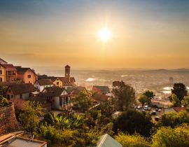 Lais Puzzle - Schönes Stadtpanorama von Antananarivo, Madagaskar, bei Sonnenuntergang - 40, 100, 200, 500, 1.000 & 2.000 Teile