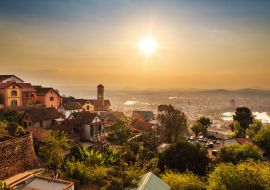 Lais Puzzle - Schönes Stadtpanorama von Antananarivo, Madagaskar, bei Sonnenuntergang - 1.000 Teile