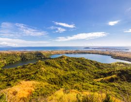 Lais Puzzle - Blick vom Mont Passot über den Kratersee Lac Amparihibe und den Indischen Ozean, Nosy Be, Madagaskar - 40, 100, 200, 500, 1.000 & 2.000 Teile
