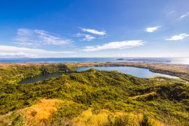 Lais Puzzle - Blick vom Mont Passot über den Kratersee Lac Amparihibe und den Indischen Ozean, Nosy Be, Madagaskar - 2.000 Teile