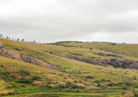 Lais Puzzle - Typische Madagaskar-Landschaft in der Region um Farariana an einem bedeckten Tag. Eher flaches Grasland mit nur wenigen Bäumen, mit einigen Felsen und Hügeln, Reisfelder im Vordergund - 1.000 Teile