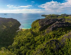 Lais Puzzle - Drohnen-Panorama einer unberührten, unbewohnten Insel mit bizarren Tsingy-Felsformationen/ Madagaskar/ Nosy Hara - 40, 100, 200, 500, 1.000 & 2.000 Teile