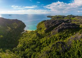 Lais Puzzle - Drohnen-Panorama einer unberührten, unbewohnten Insel mit bizarren Tsingy-Felsformationen/ Madagaskar/ Nosy Hara - 1.000 Teile