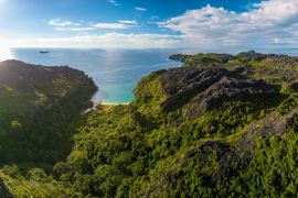 Lais Puzzle - Drohnen-Panorama einer unberührten, unbewohnten Insel mit bizarren Tsingy-Felsformationen/ Madagaskar/ Nosy Hara - 2.000 Teile
