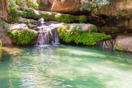 Lais Puzzle - Atemberaubende Oase namens "la piscine naturelle", ein palmengesäumtes Becken, das ständig von einem kristallklaren Wasserfall gespeist wird, Isalo-Nationalpark, Madagaskar - 2.000 Teile