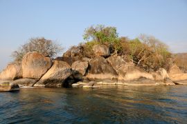 Lais Puzzle - Eine schöne und typische Felsgruppe am Rande des Malawi-Sees - 2.000 Teile