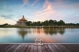 Lais Puzzle - Sarawak State Legislative Assembly (Dewan Undangan Negeri), Kuching, Sarawak, Malaysia. (Weichzeichner, leichte Bewegungsunschärfe) - 2.000 Teile