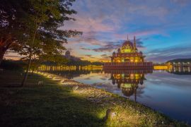 Lais Puzzle - Majestätischer Sonnenaufgang an der Putra-Moschee, Putrajaya, Malaysia - 2.000 Teile