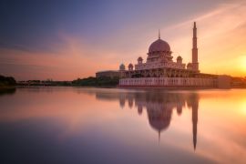 Lais Puzzle - Blick auf die Putra-Moschee bei Sonnenaufgang, Putrajaya, Malaysia - 2.000 Teile