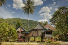 Lais Puzzle - Traditionelles Landhaus mit Palme, Dorf auf der Insel Penang, Malaysia - 2.000 Teile