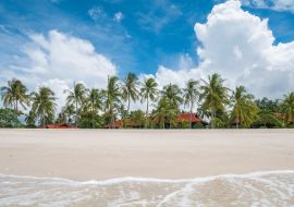 Lais Puzzle - Schöner weißer Sandstrand mit Resort und Kokospalme, Langkawi, Malaysia - 1.000 Teile