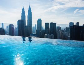 Lais Puzzle - Swimmingpool auf dem Hoteldach mit schönem Blick auf die Stadt. Kuala Lumpur - 40, 100, 200, 500, 1.000 & 2.000 Teile